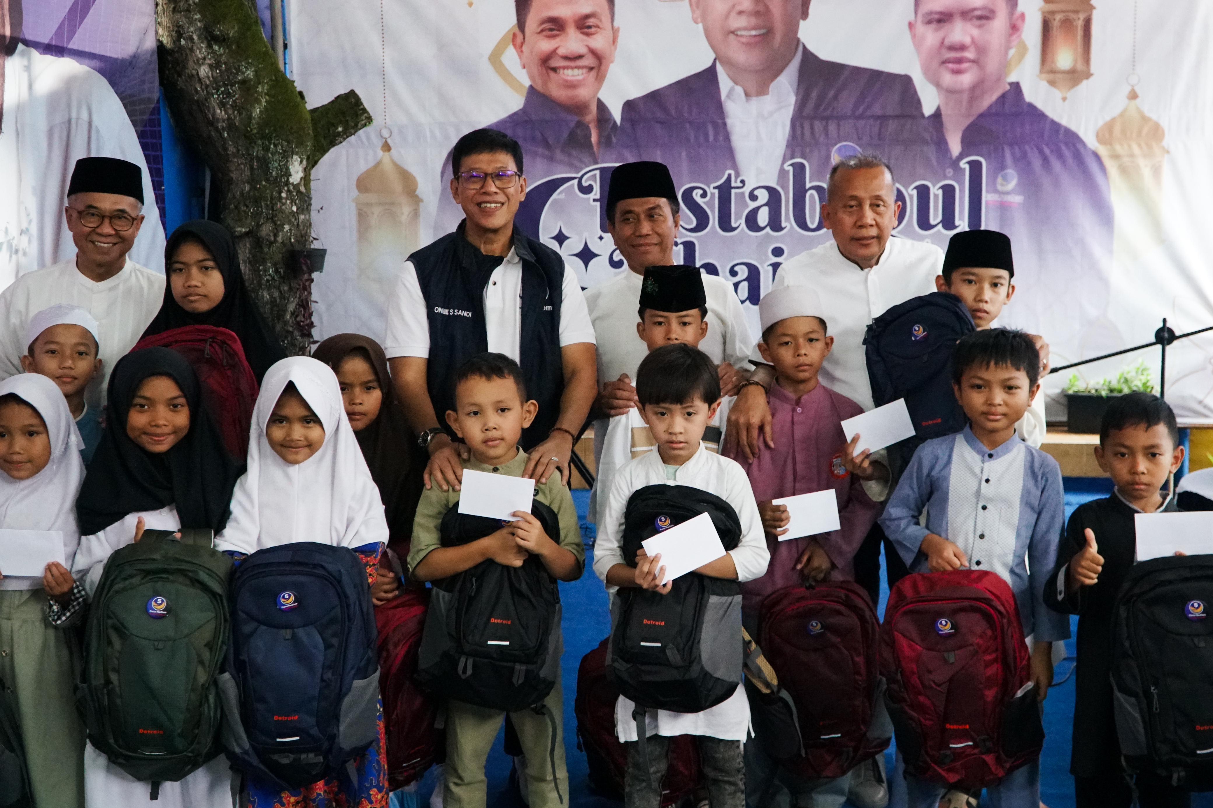 Pengurus NasDem Jabar bersama anak-anak peserta acara Fastabiqul Khoirot ke-8. 