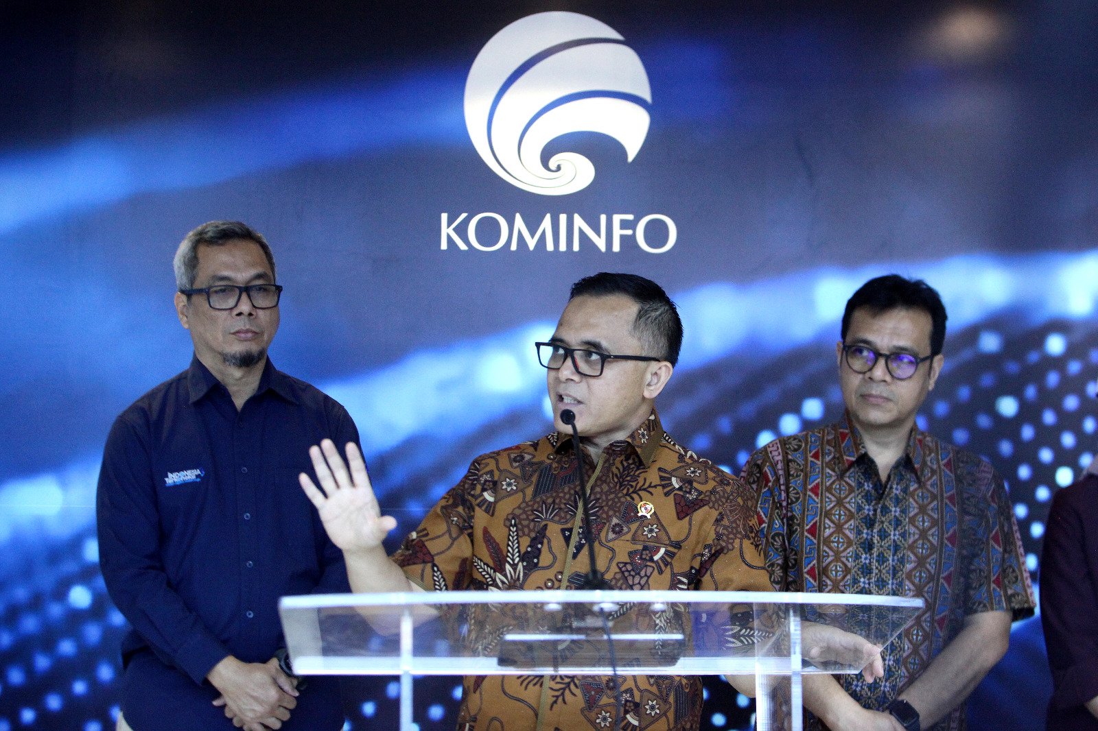 Menteri PANRB Abdullah Azwar Anas (tengah), Wamenkominfo Nezar Patria (kanan) dan Dirjen IKP Kemenkominfo Usman Kansong, Rabu (17/4).