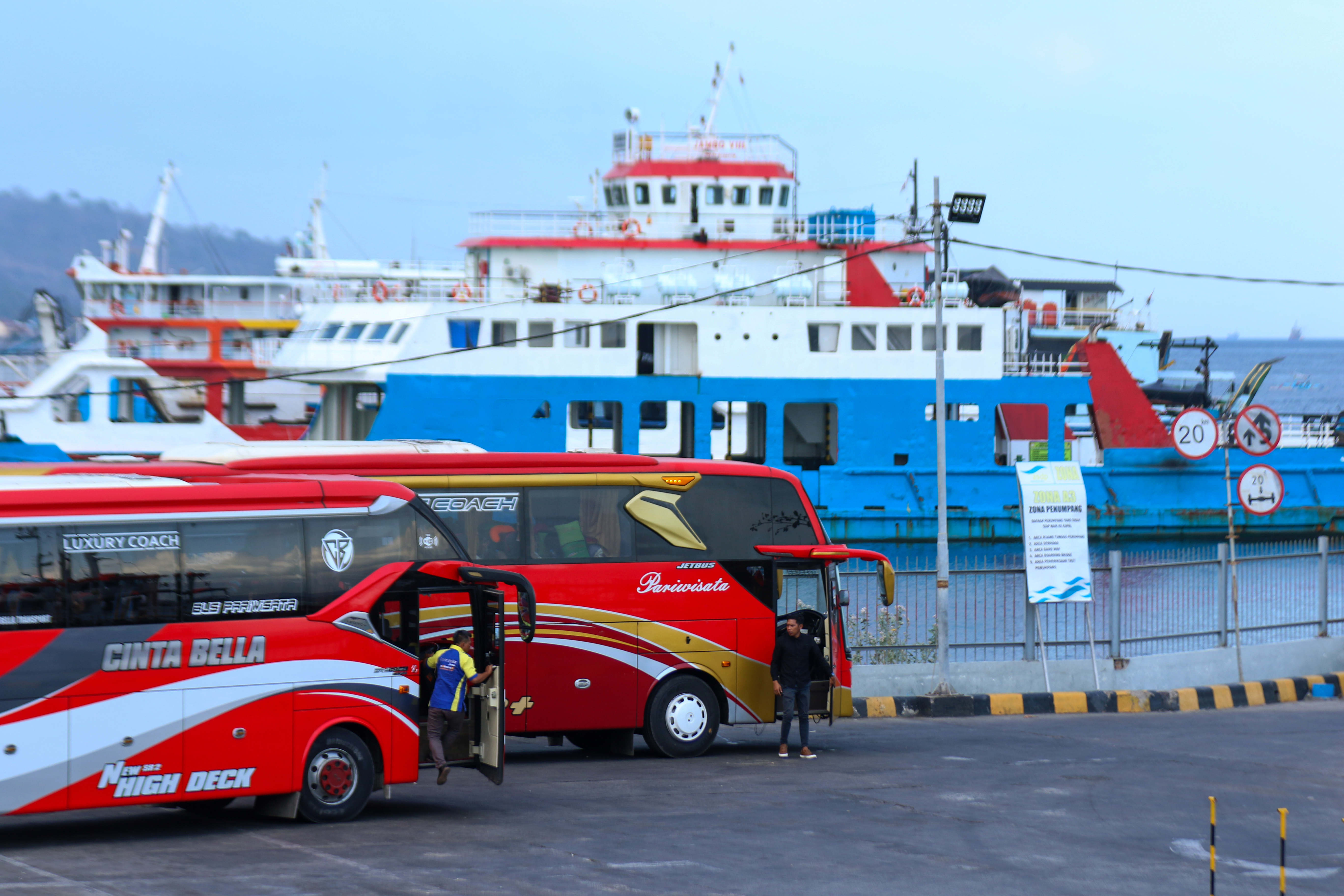 Bus bersiap memasuki kapal penyebrangan Ferry
