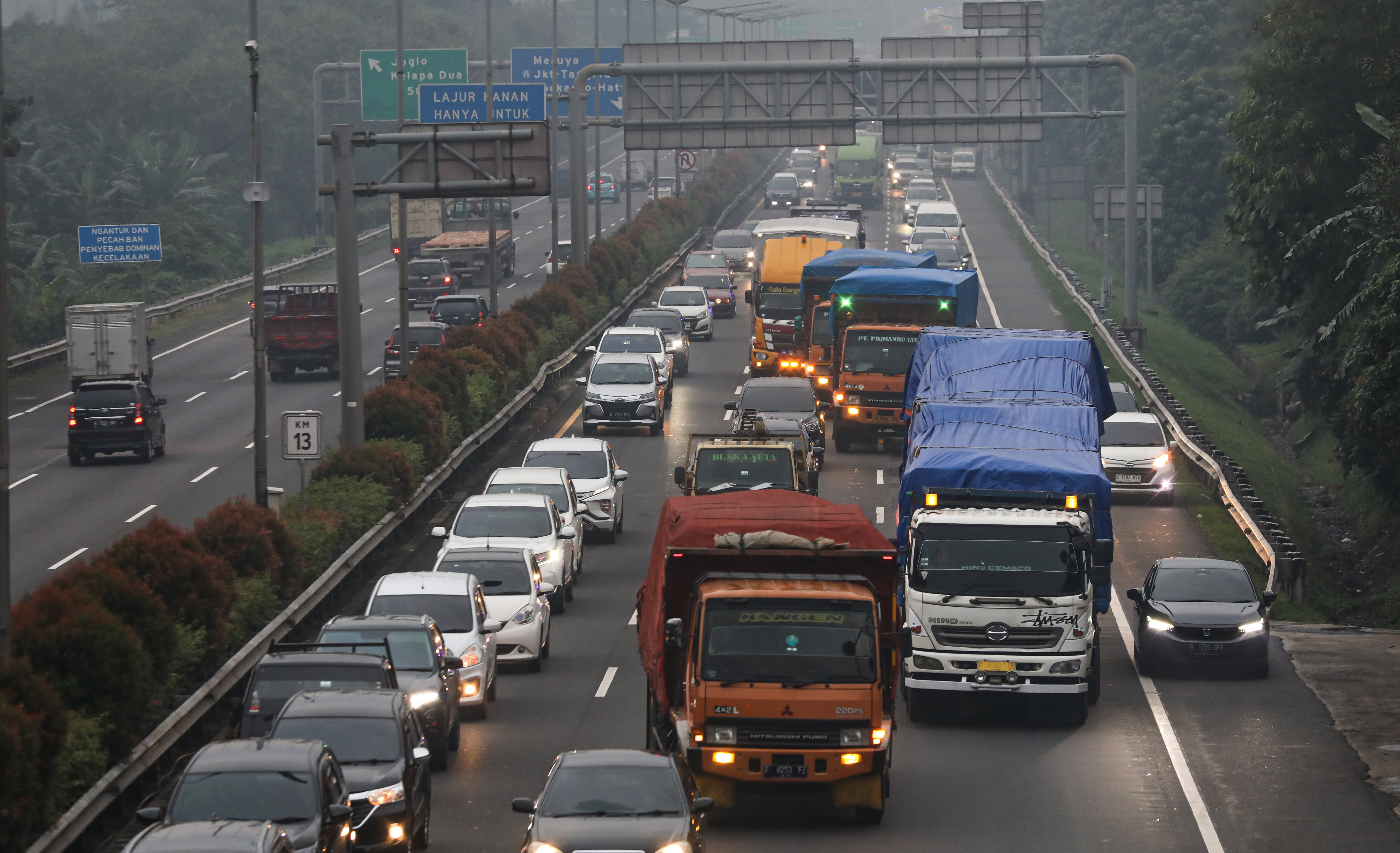 Kendaraan angkutan barang melintas di ruas tol JOOR 2