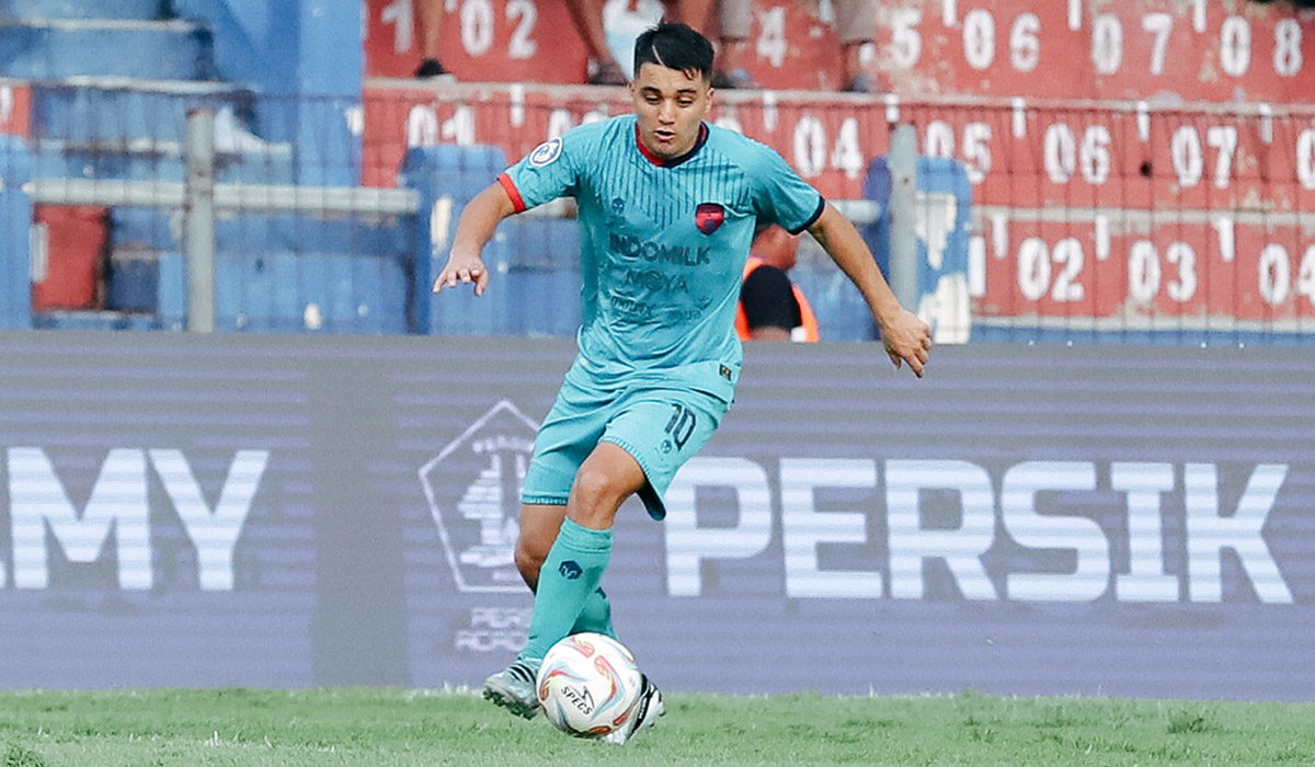 Gelandang Persita Ezequiel Vidal menggiring bola saat timnya melawan Persik, Sabtu (20/4).