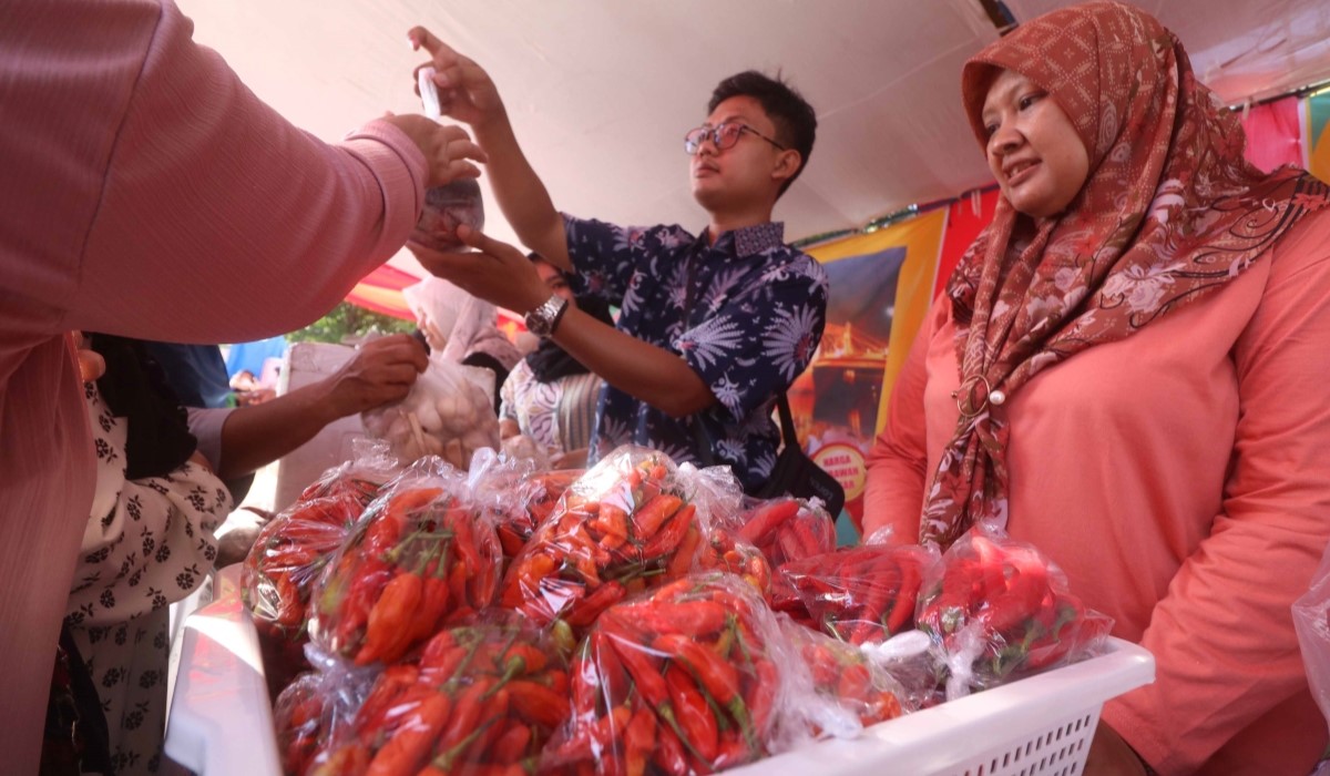 Ilustrasi Warga membeli cabai saat Gerakan Pangan Murah di Kota Kediri.