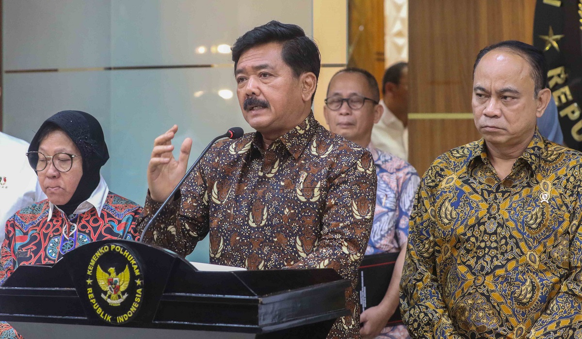 Menko Polhukam Hadi Tjahjanto (tengah) didampingi Menkominfo Budi Arie Setiadi (kanan), Menteri Sosial Tri Rismaharini (kiri)