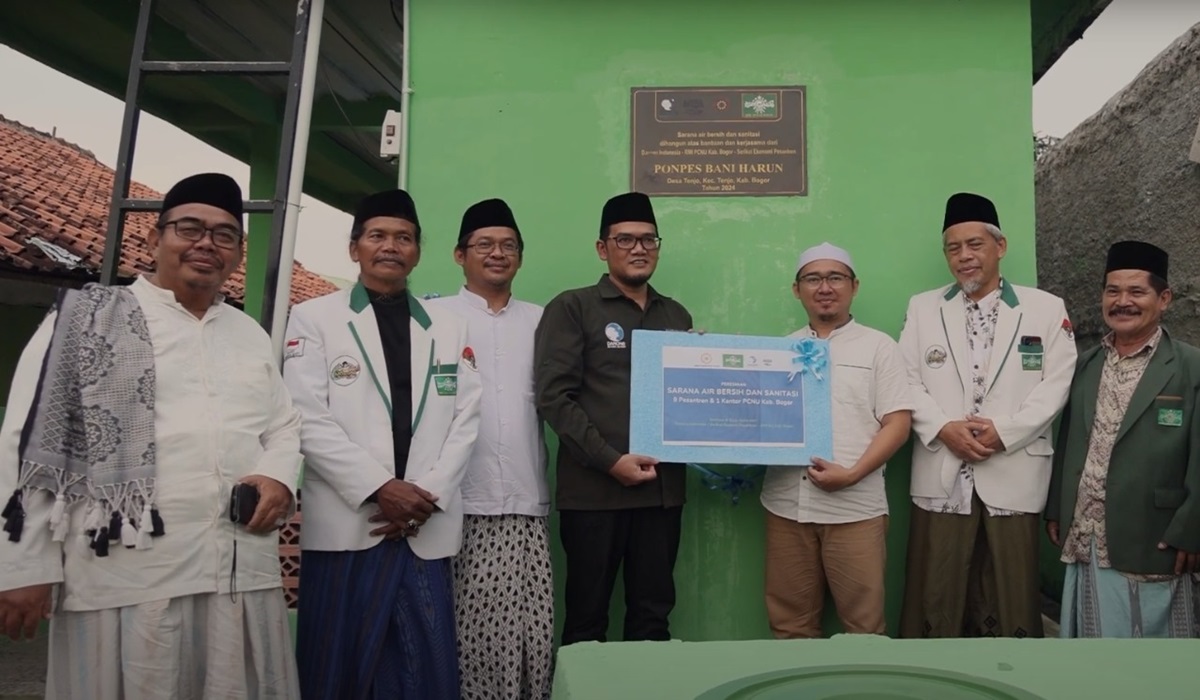 Penyerahan hibah sumur bor dan sanitasi dari Danone ke pesantren di Jawa Barat.
