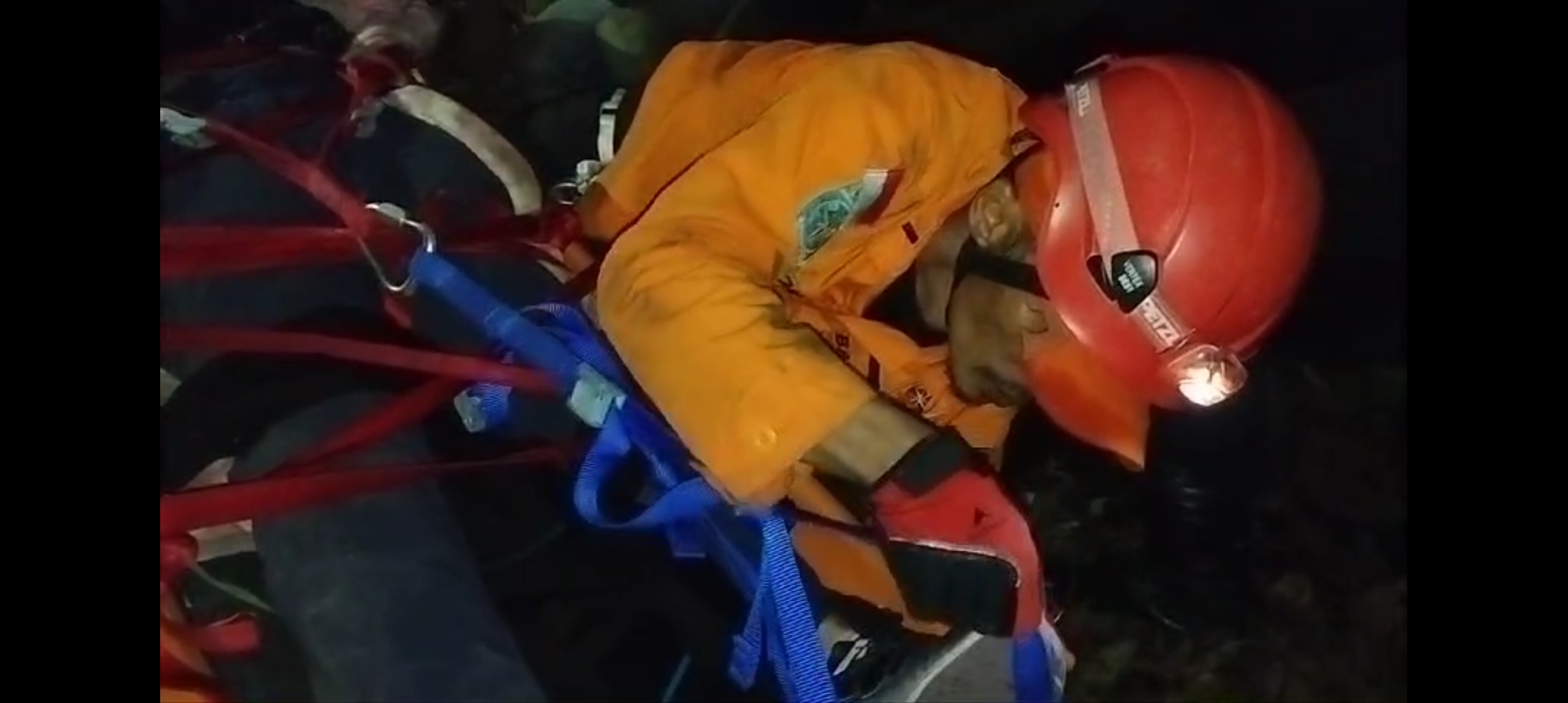 Seorang personel SAR sedang melakukan proses evakuasi terhadap turis wanita asal Prancis.