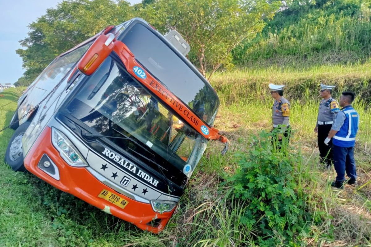 Bus Rosalina Indah alami kecelakaan tunggal di jalan Tol Batang-Serang yang menewaskan tujuh orang