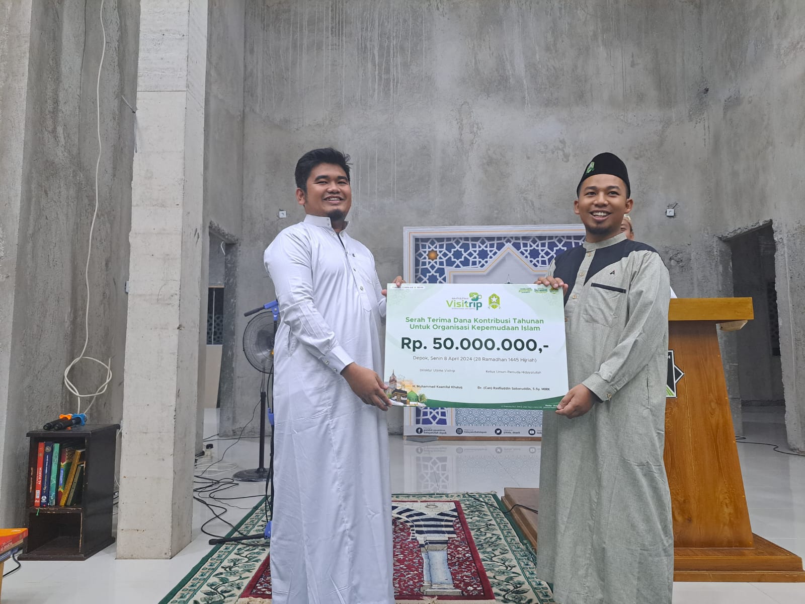 Pemberian bantuan oleh Visitrip kepda PP Pemuda Hidayatullah sebesar Rp50 juta.