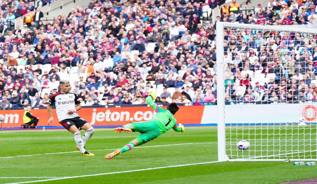 Penyerang Fulham Andreas Pereira mencetak gol ke gawang West Ham United di laga Liga Primer Inggris