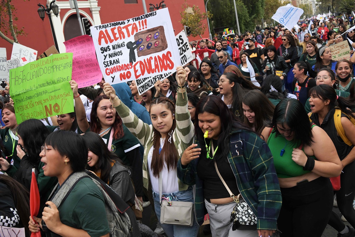 Ribuan warga Chile menggelar protes di Santiago, menyerukan agar Kongres menyetujui reformasi sosial yang telah lama dinanti. 