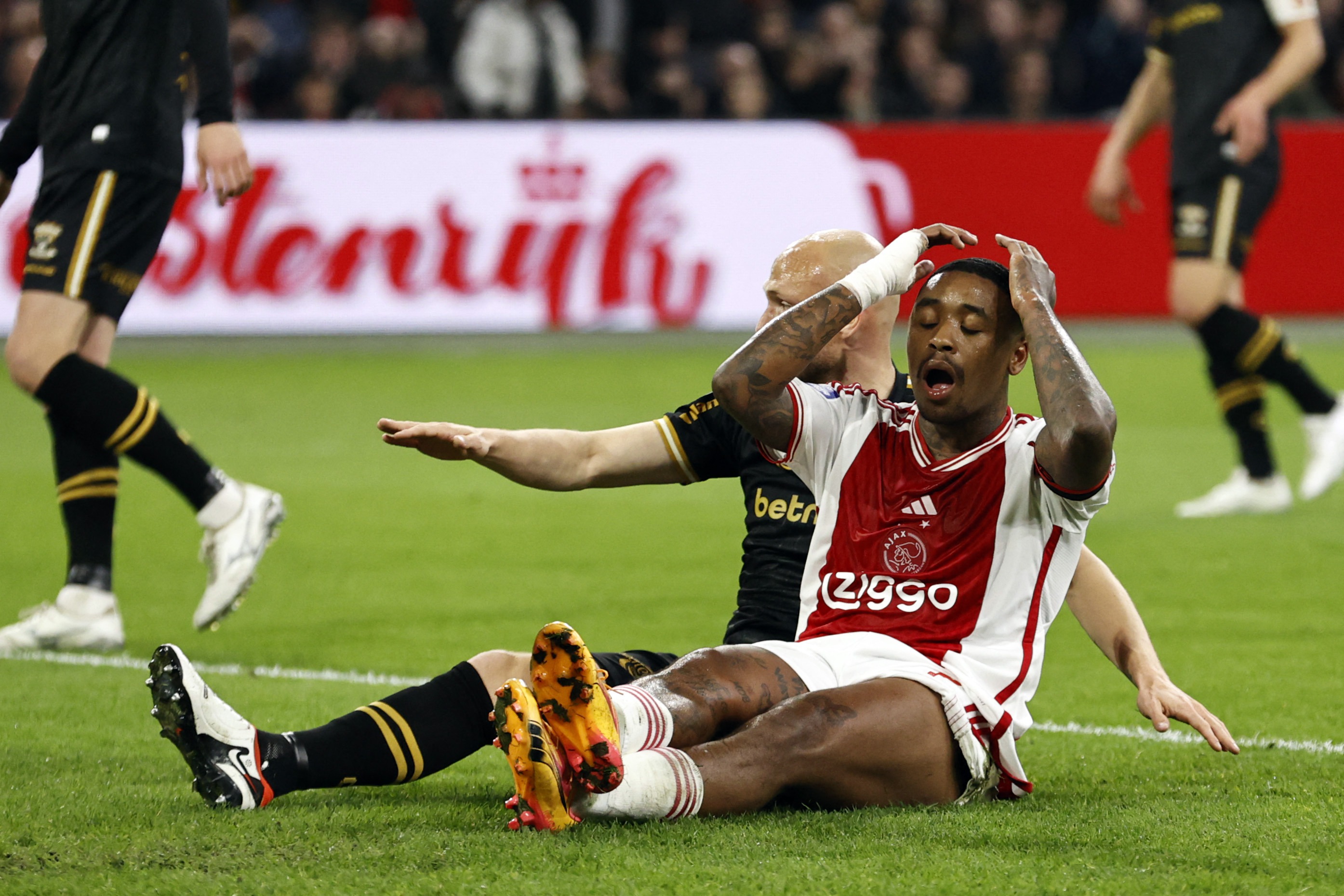 Reaksi striker Ajax Steven Bergwijn saat menghadapi Feyenoord