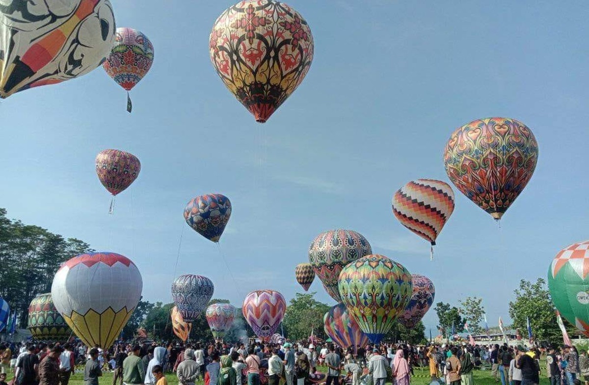 Sebanyak 40 balon udara liar ditemukan terbang di langit Pekalongan, mengganggu keselamatan penerbangan