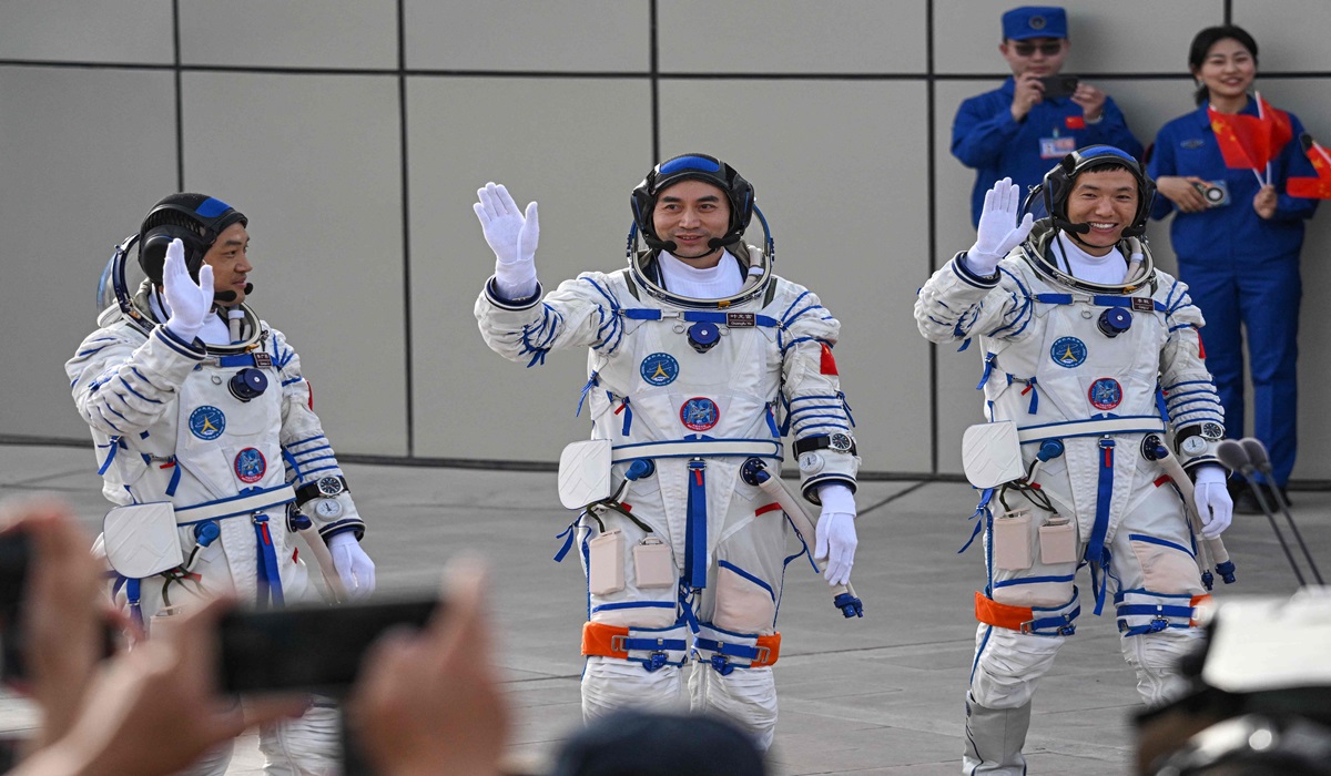 Tiga astronaut Tiongkok yang tergabung dalam misi Shenzhou-18, dari ki-ka: Li Guangsu, Ye Guangfu, dan Li Cong