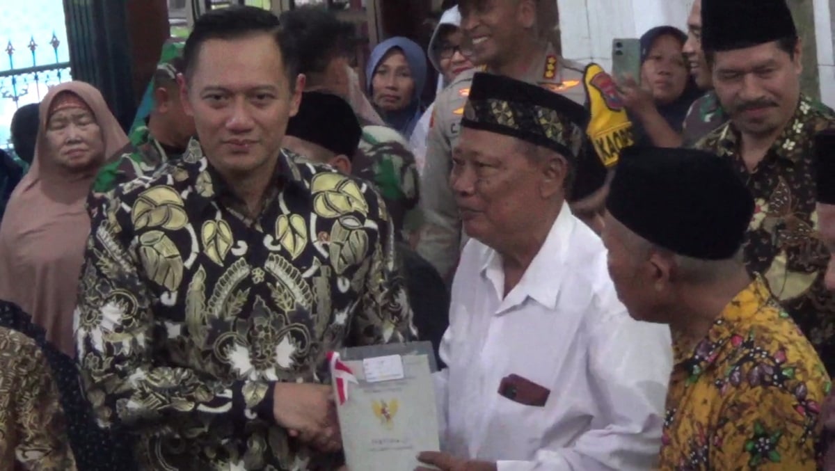 Menteri ATR/Kepala BPN AHY menyerahkan 10 sertifikat tanah wakaf masjid di Kabupaten Sidoarjo.