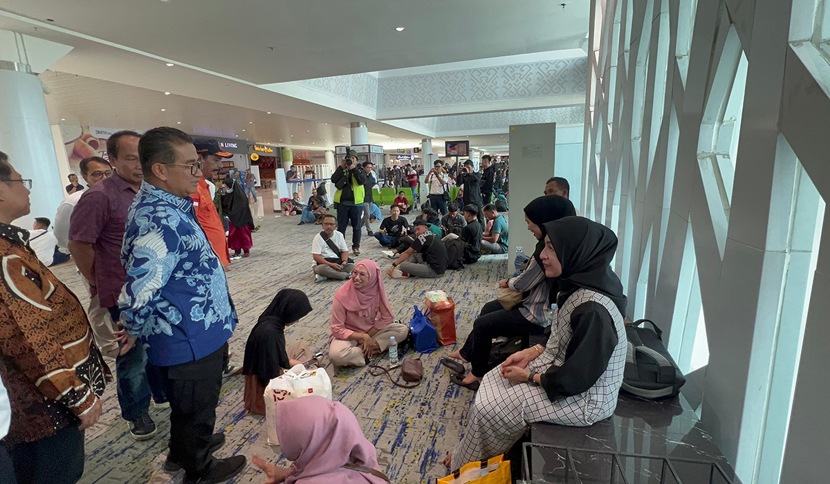 PJ Gubernur Kalimantan Timur Akmal Malik meninjau puncak arus mudik di Bandara SAMS.