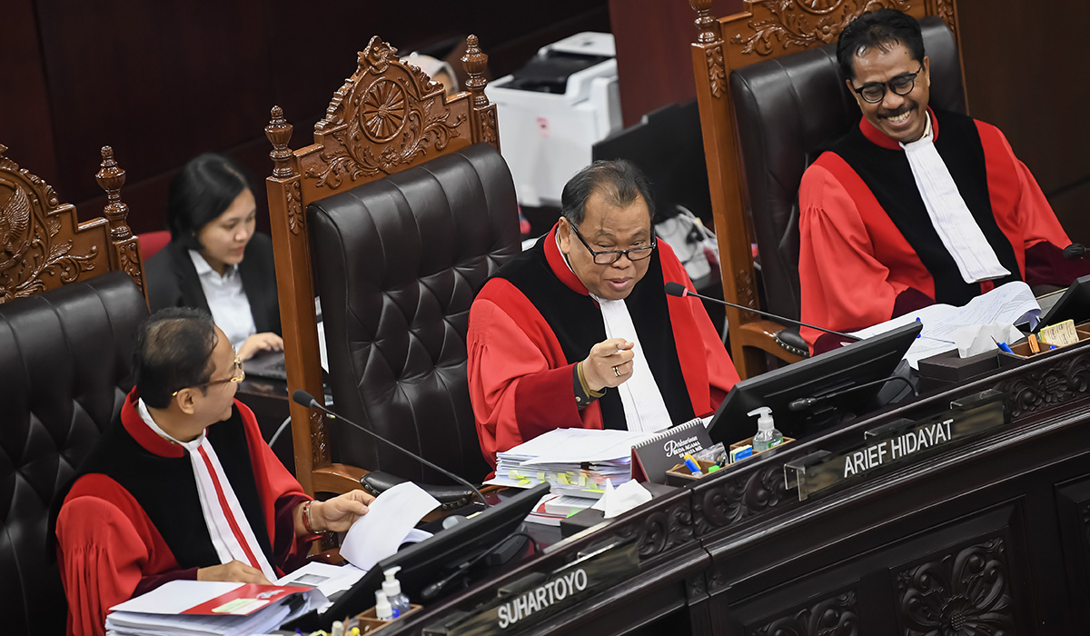 Ketua MK Suhartoyo (kiri) menyaksikan Hakim Konstitusi Arief Hidayat (tengah) saat berlangsungnya sidang sengketa Pilpres 2024.