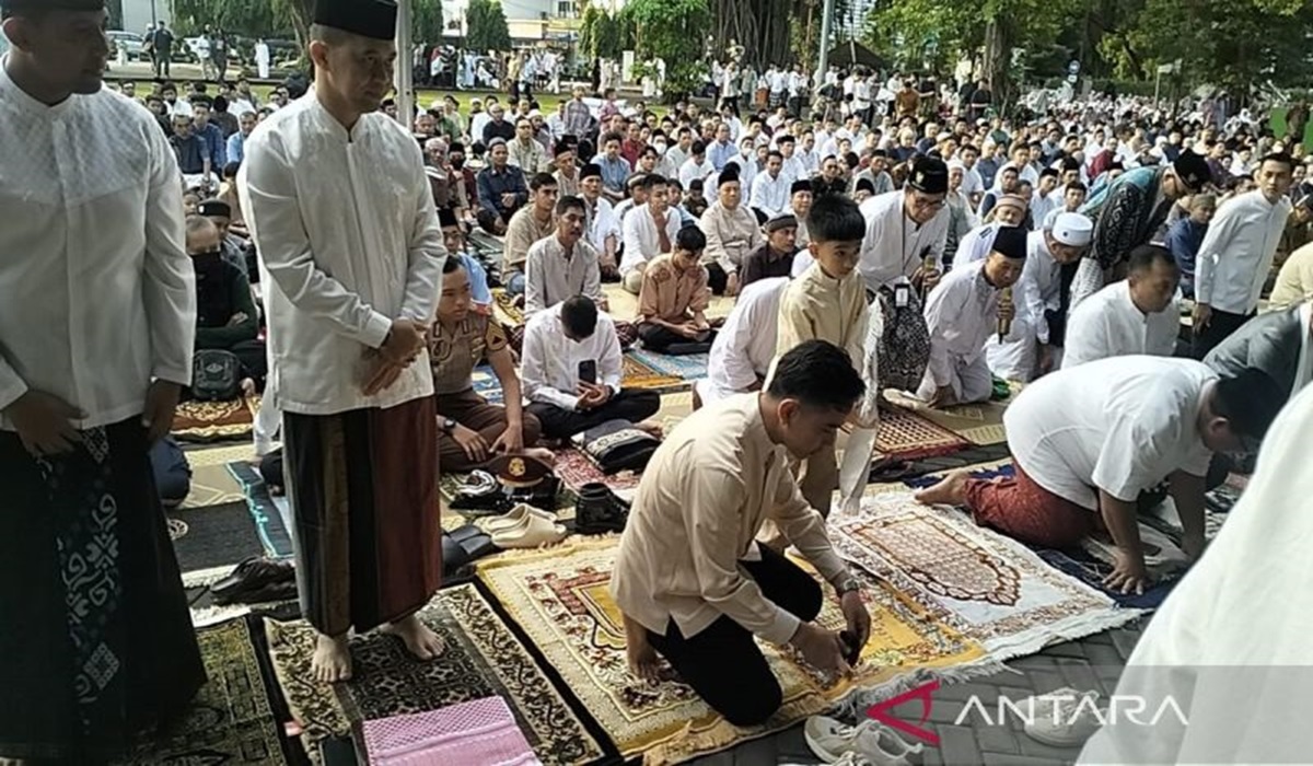 Wali Kota Surakarta Gibran Rakabuming Raka (jongkok) bersama putranya Jan Ethes mengikuti Salat Idul Fitri 1445 H, Rabu (10/4/2024) pagi.