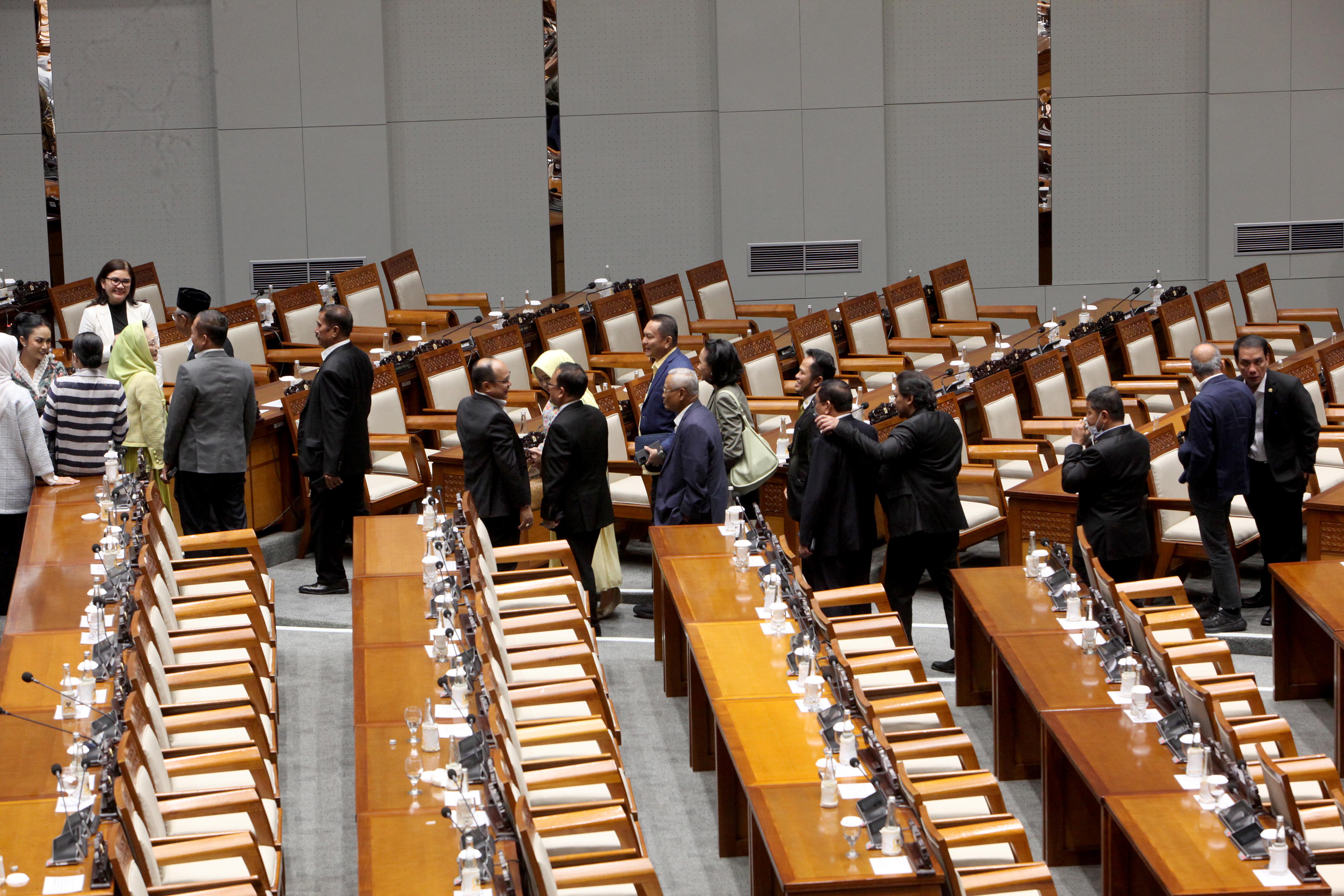 Anggota DPR berbincang usai hadir dalam rapat paripurna