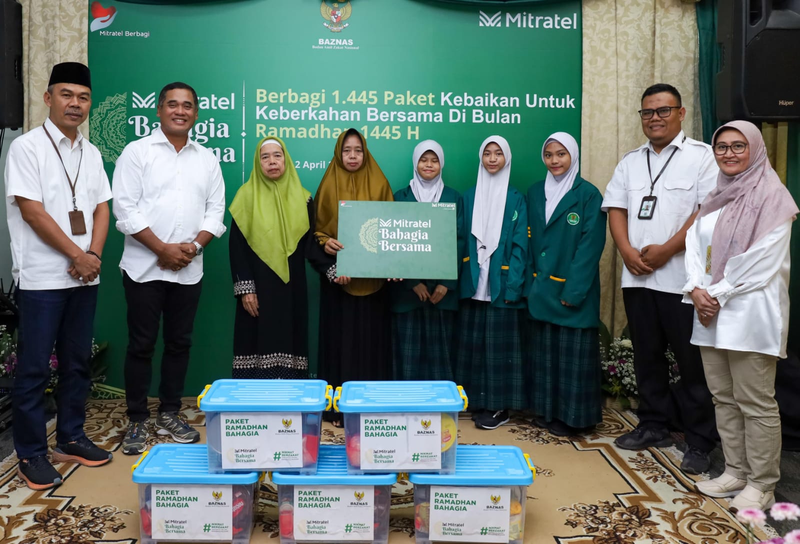 Penerima paket Ramadan dari Baznas dan Mitratel.
