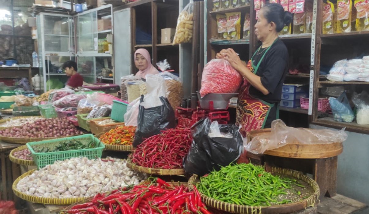 Para pedagang bumbon di Pasar Boyolali Kota repot menaikkan harga bapokting, seiring tersendatnya pasokan.