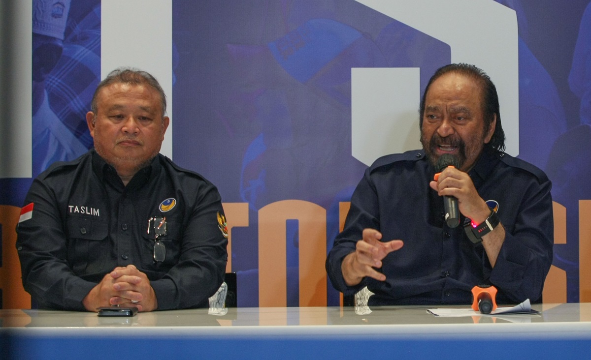 Ketua Umum Partai NasDem Surya Paloh (tengah) didampingi Sekjen Nasdem Hermawi Taslim (kiri)