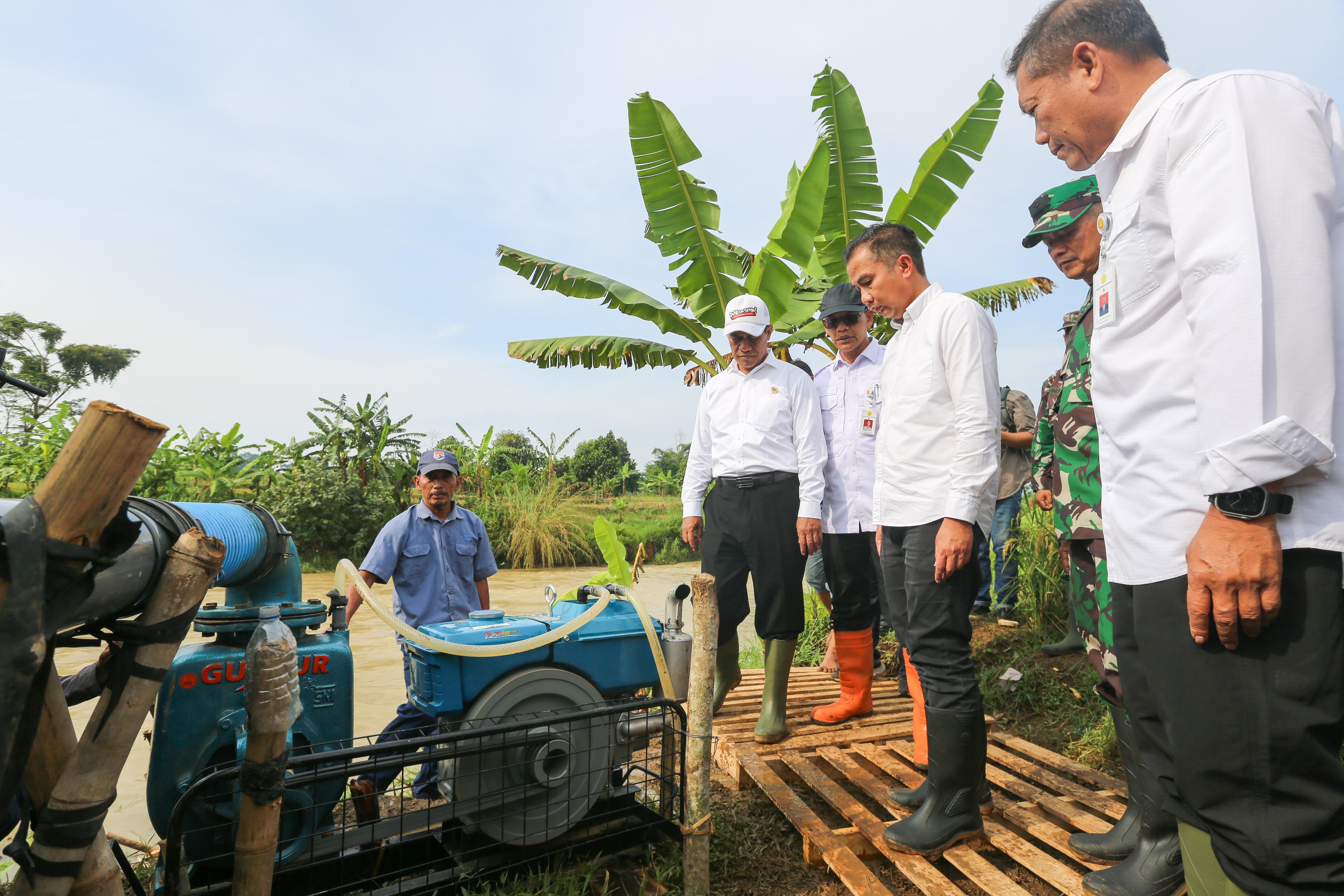 Menteri Pertanian Andi Amran Sulaiman melihat sistem pompanisasi yang diterapkan di lahan persawahan di Subang