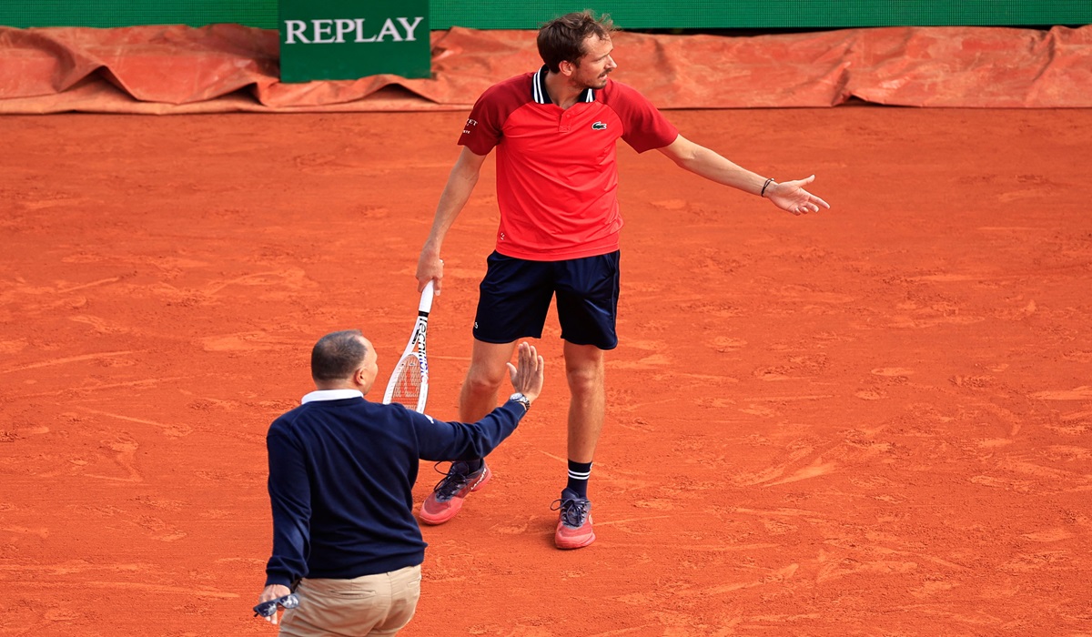 Petenis Rusia Daniil Medvedev berbicara dengan wasit Mohamed Lahyani di laga Monte Carlo Masters