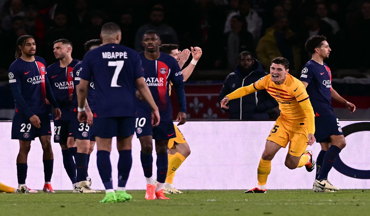 Bek Barcelona Andreas Christensen melakukan selebrasi usai menjebol gawang PSG di laga leg pertama perempat final Liga Champions.