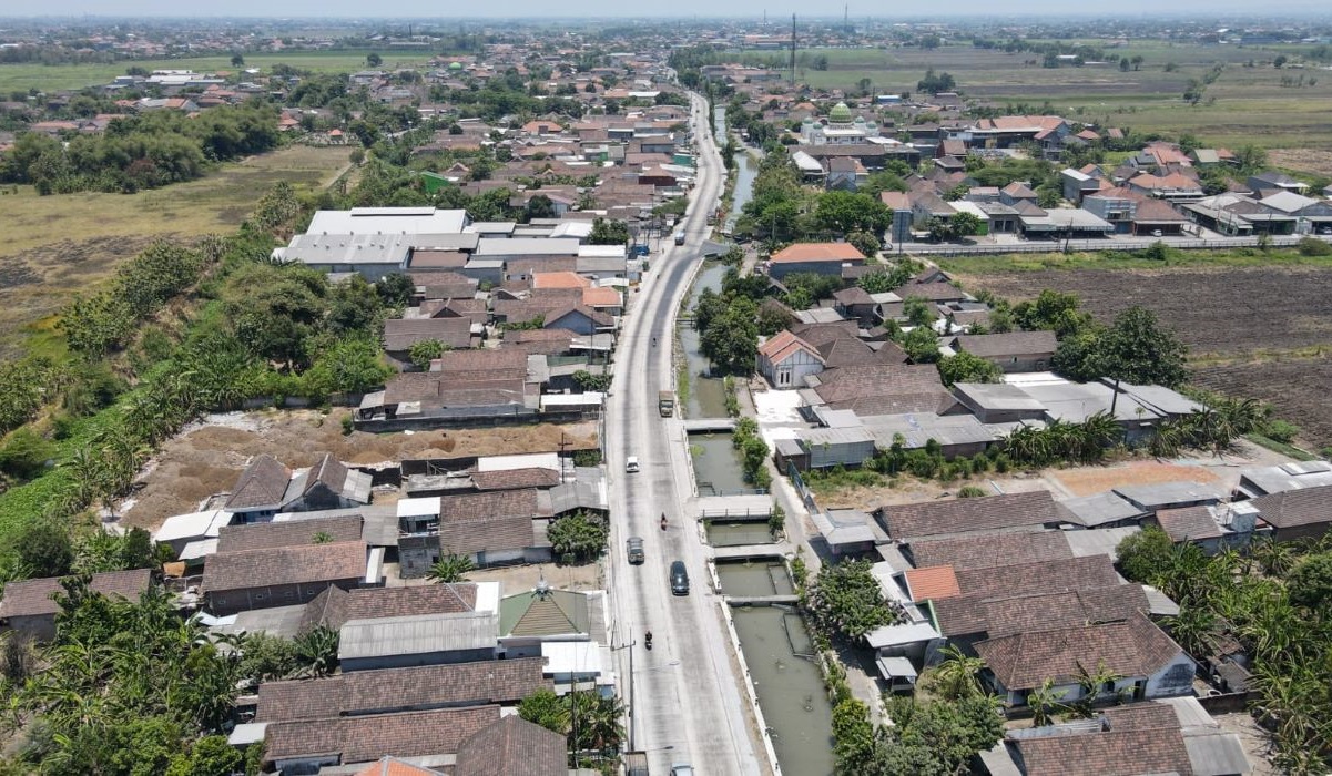 Masifnya betonisasi di ruas jalan antardesa antarkecamatan di Kabupaten Sidoarjo tahun 2023 mampu mengerek laju pertumbuhan ekonomi.