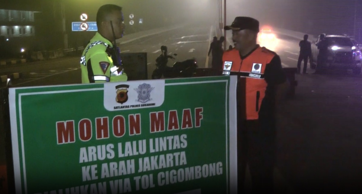 Curah hujan , volume air yang tinggi diduga menjadi penyebab ambrolnya ruas jalan di kilometer 64 Tol Bocimi.