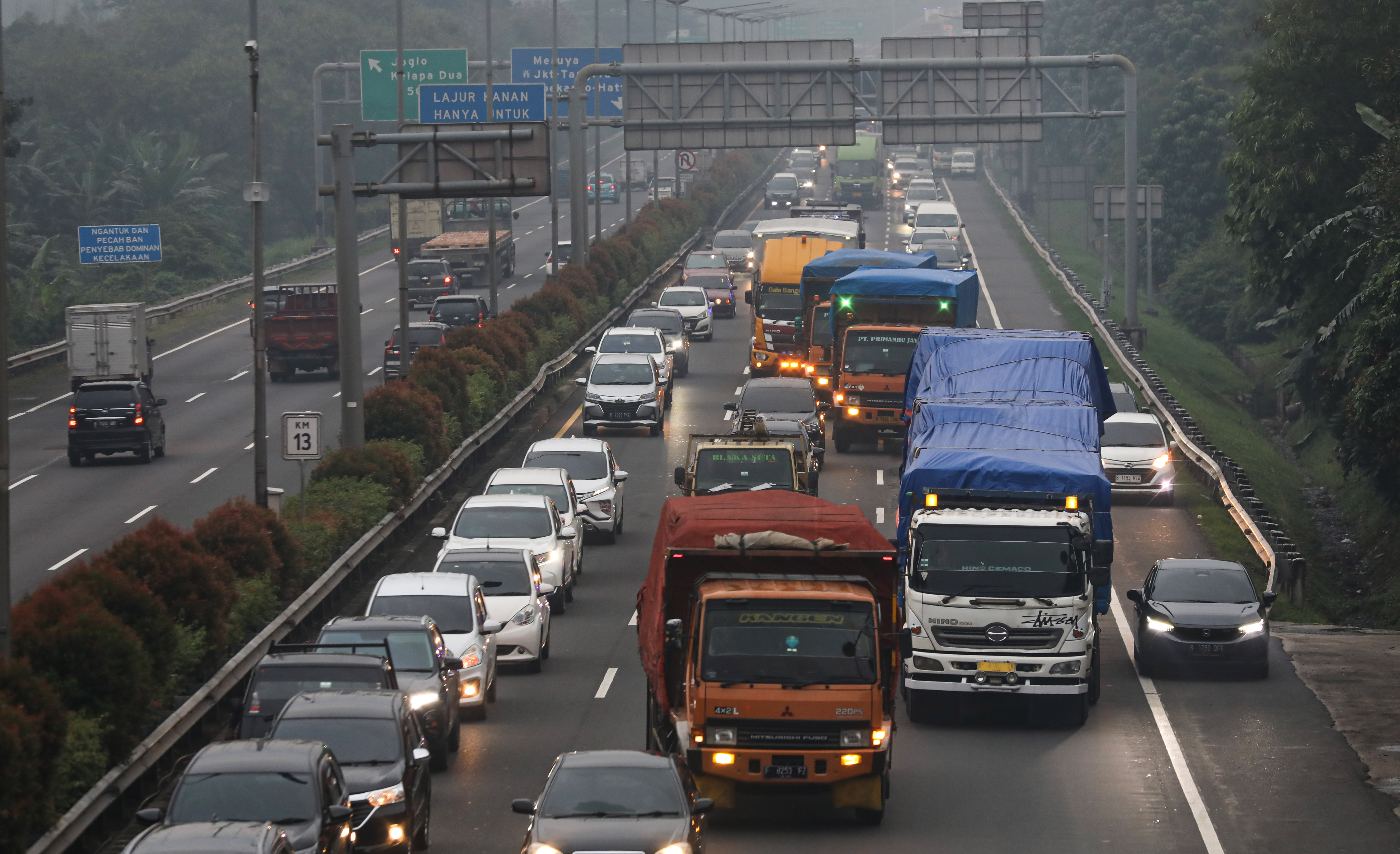 Angkutan barang melintas di jalan protokol.