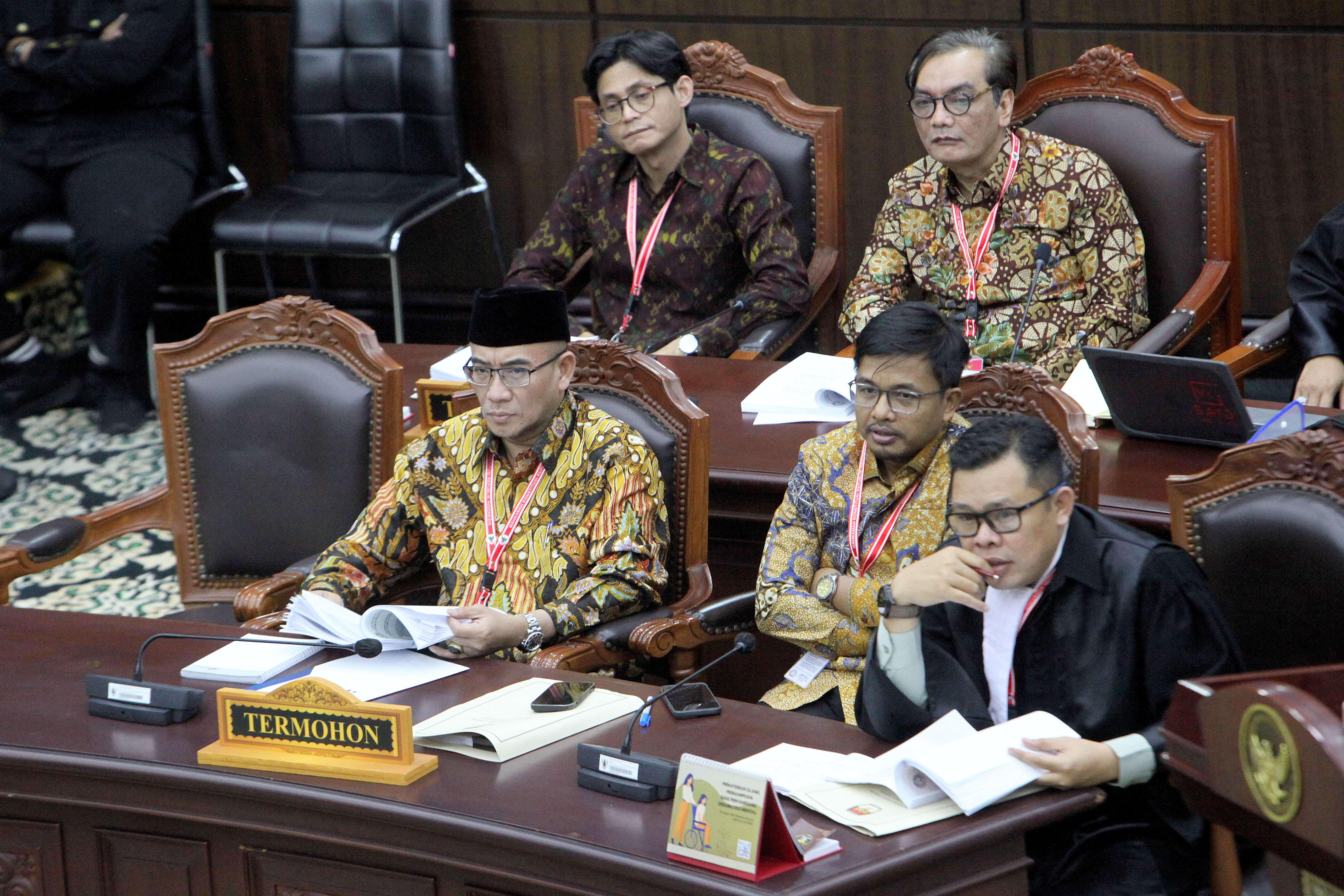 Ketua Komisi Pemilihan Umum (KPU) Hasyim Asy'ari (kiri bawah) didampingi para anggota antara lain Idham Holik 