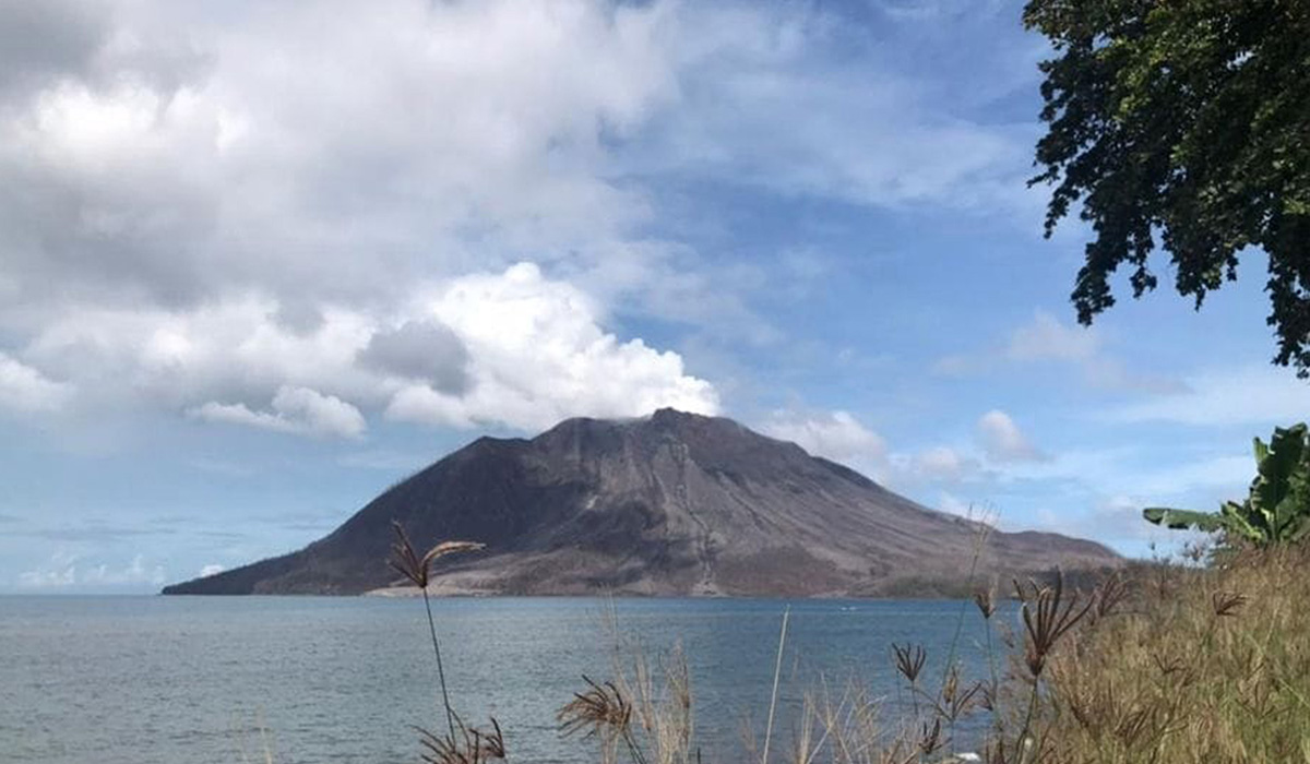 Gunung Ruang mengeluarkan asap putih dari permukaan kawahnya di Kabupaten Kepulauan Sitaro (Siau Tagulandang Biaro), Sulawesi Utara.