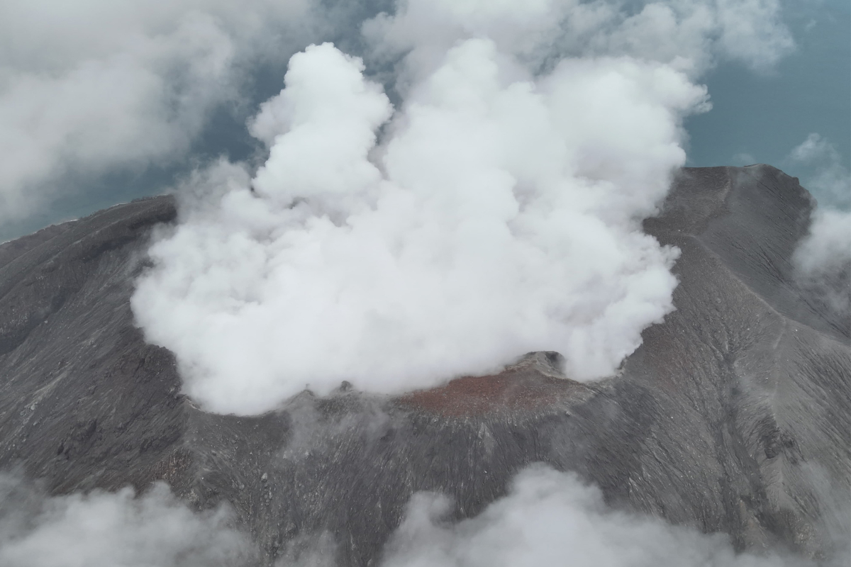 Foto udara memperlihatkan kondisi kawah Gunung Ruang yang masih mengeluarkan asap putih di Kabupaten kepulauan Sitaro (Siau Tagulandang Biar