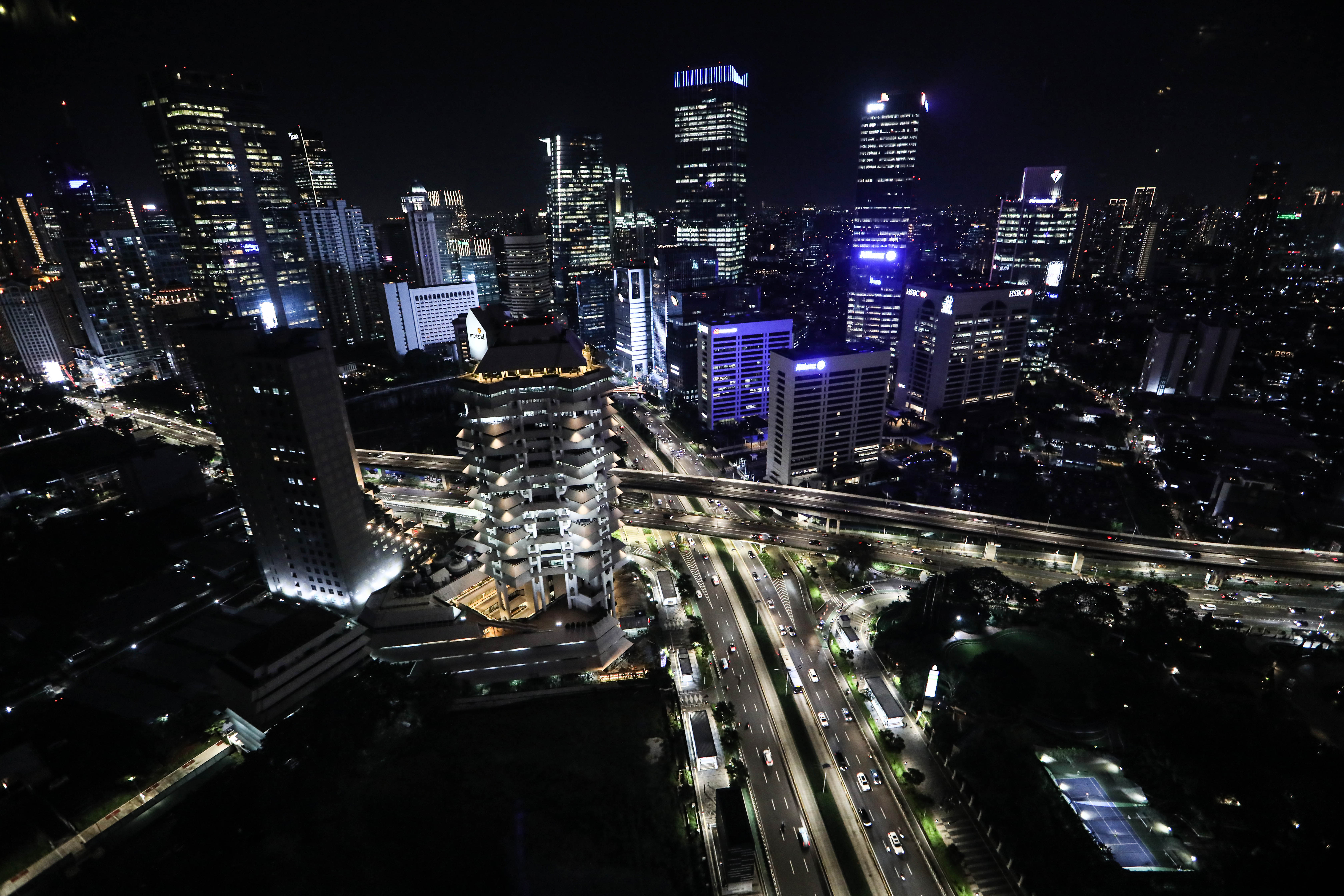 Suasana malam gedung bertingkat di kawasan Sudirman, Jakarta