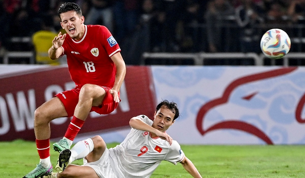 Justin Hubner (kiri)