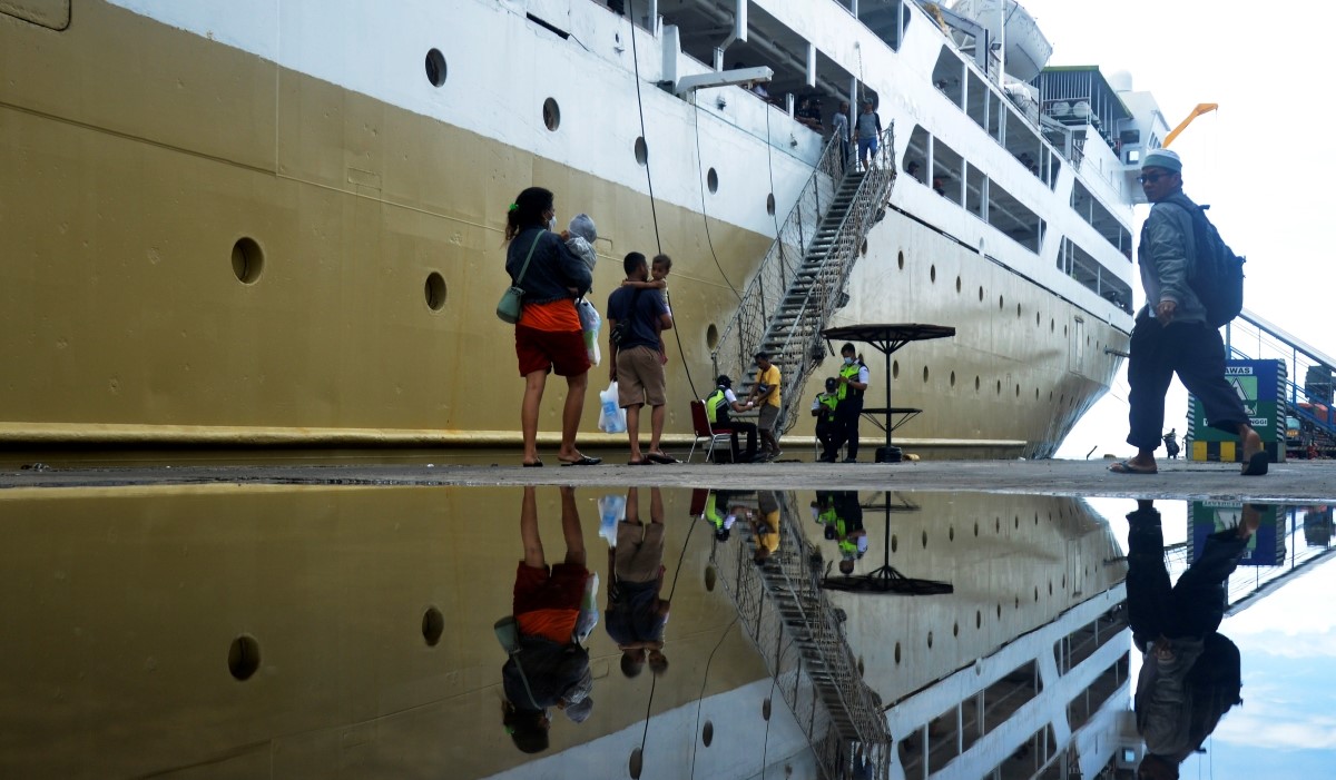 Sejumlah penumpang naik ke KM Umsini di Pelabuhan Sukarno Hatta, Makassar, Sulawesi Selatan 