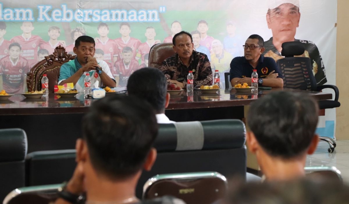 Suasana rapat menjelang kompetisi sepak bola Liga 3 putaran nasional musim 2023/2024 di Aula Kantor Sekretariat Persab Brebes.