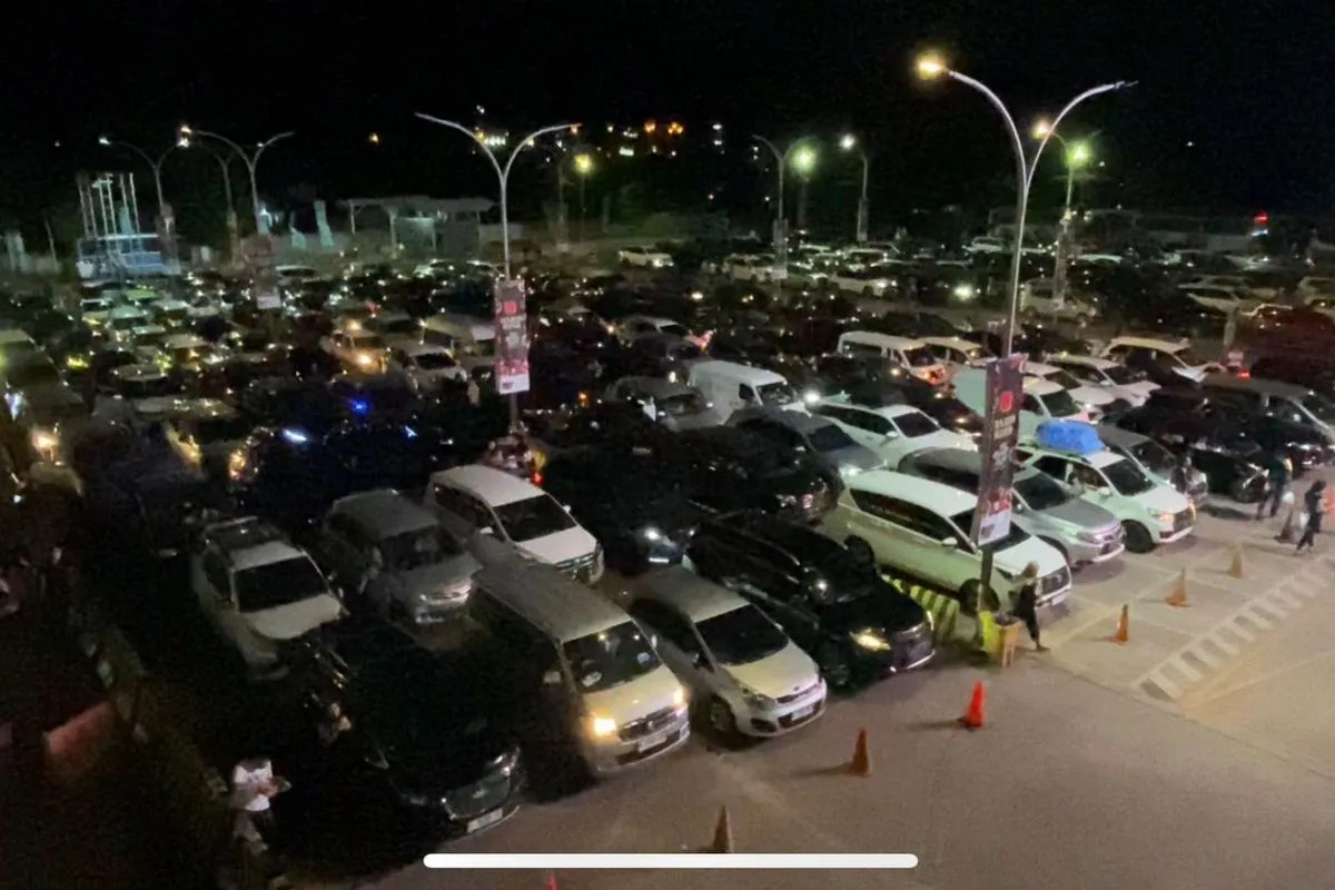 Ribuan kendaraan mengantre di Dermaga Eksekutif Pelabuhan Merak.
