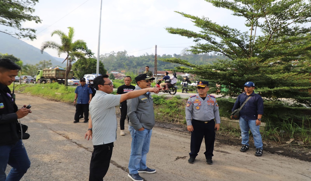 Pj Bupati Garut Barnas Adjidin meninjau perbaikan jalan Jalan Prof KH Anwar Musaddad, Kecamatan Banyuresmi.