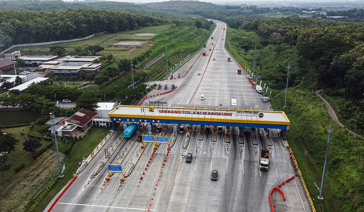 Foto udara sejumlah kendaraan roda empat melintas di Jalan Tol Trans Jawa Ruas Semarang-Batang via Gerbang Tol (GT) Kalikangkung, Semarang.