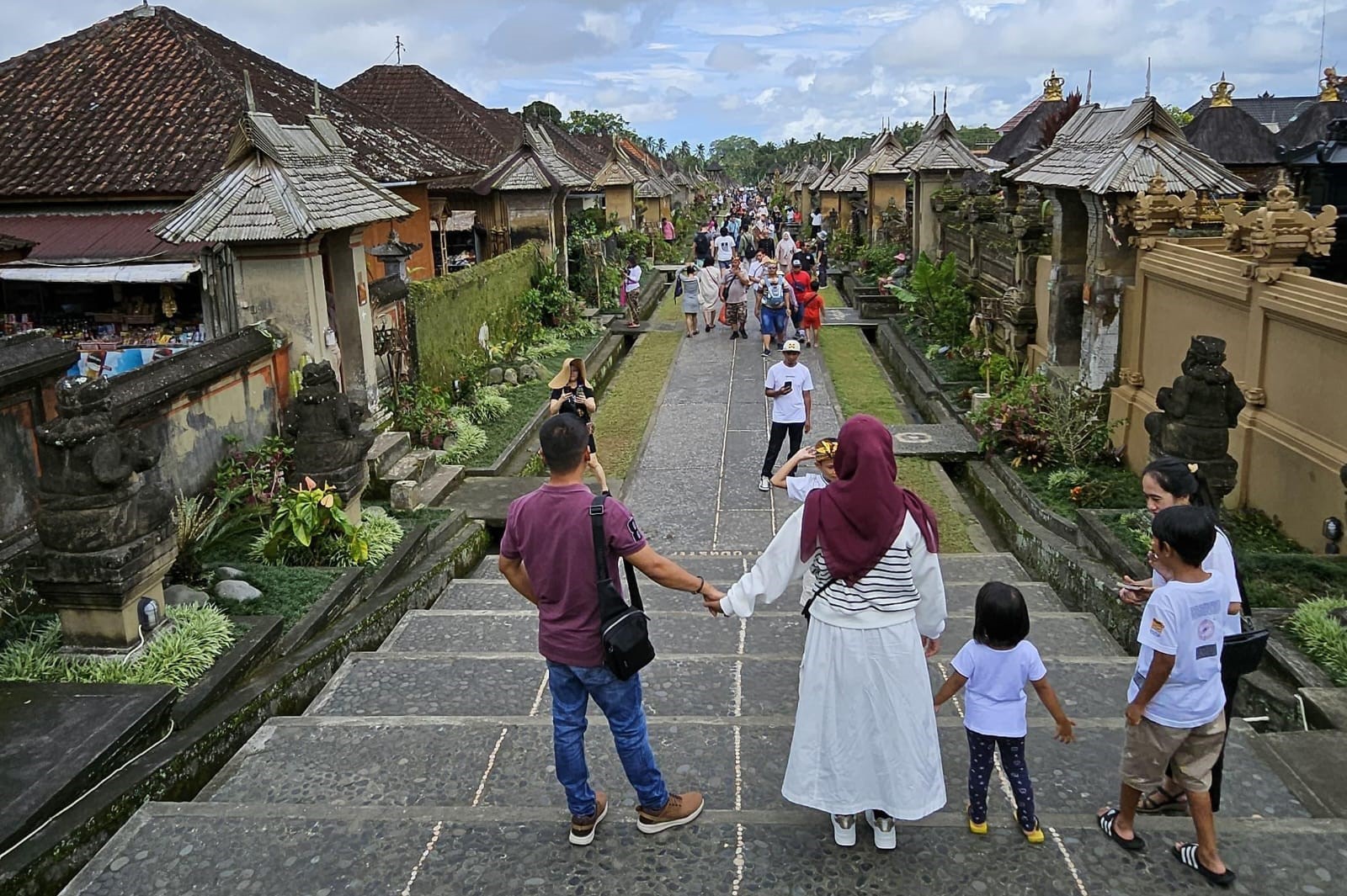 Wisatawan berfoto saat mengunjungi salah satu desa wisata di Bali. 