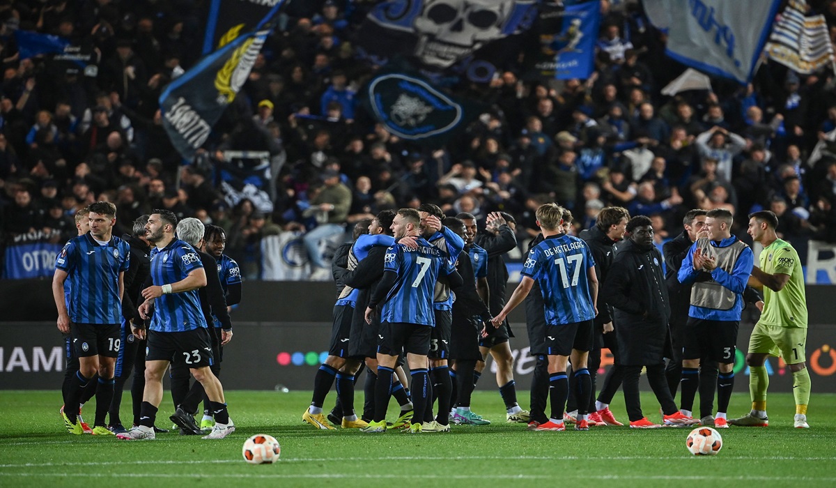 Para pemain Atalanta melakukan selebrasi usai memastikan diri melaju ke semifinal Liga Europa.