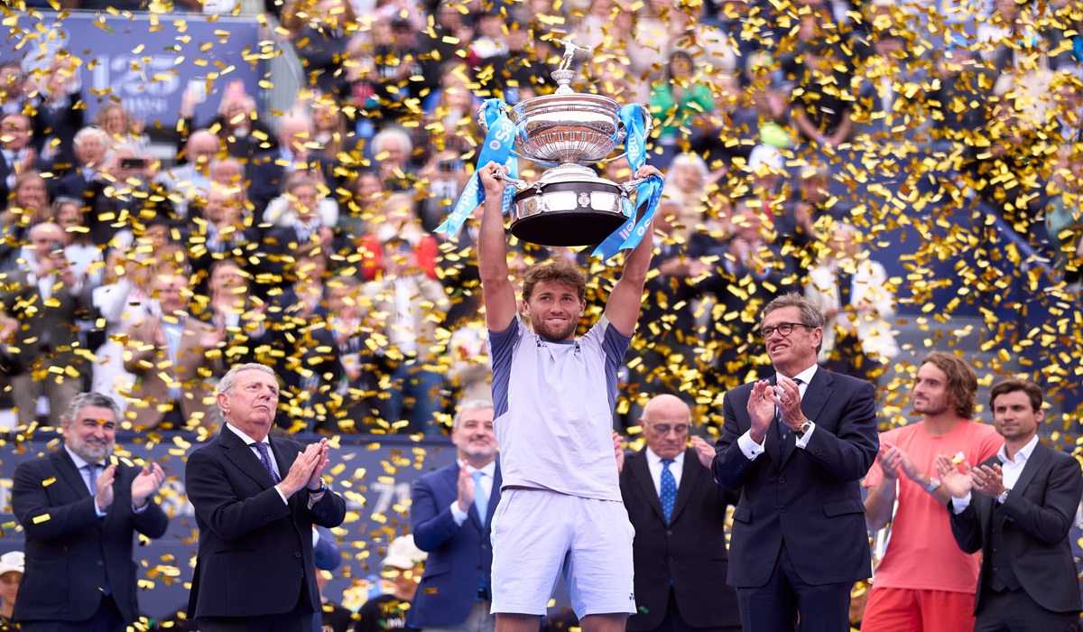 petenis Norwegia Casper Ruud mengangkat trofi usai menjadi juara Barcelona Terbuka