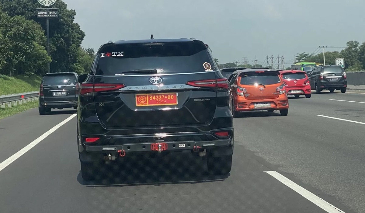 Mobil Fortuner yang menggunakan plat nomor TNI dan pengemudinya mengaku adik jenderal.