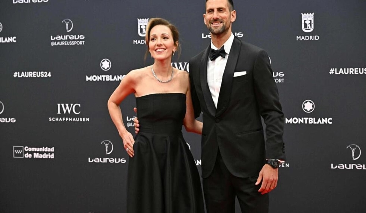 Petenis Serbia Novak Djokovic (kanan) bersama istri saat tiba di malam Penghargaan Laureus.