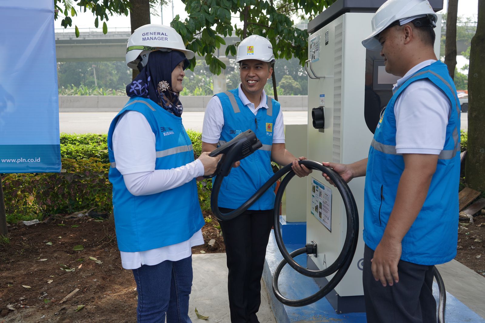 General Manager PLN Jawa Barat Susiana Mutia mengecek kesiapan SPKLU