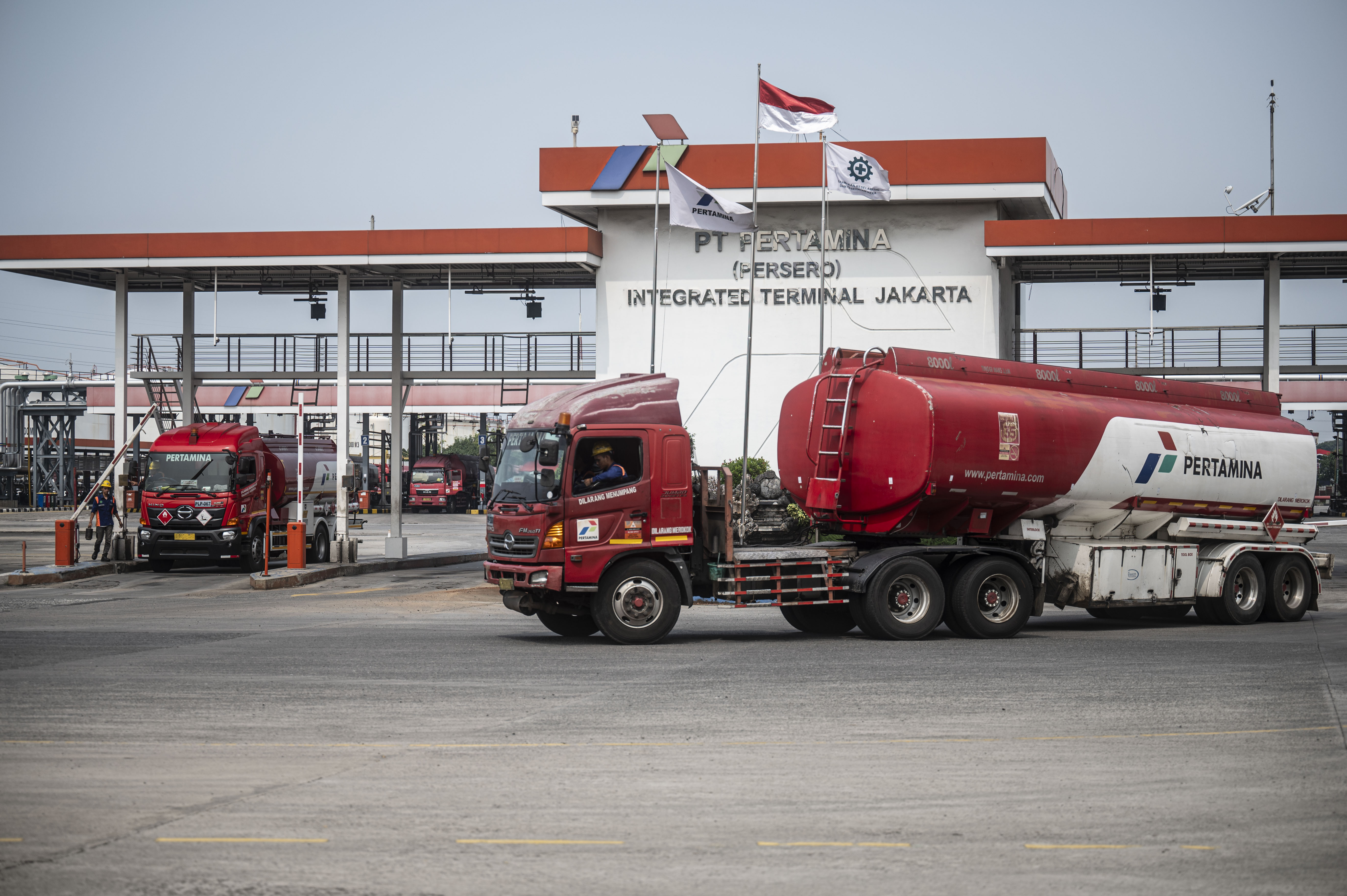 Mobil tangki melintas di area pengisian otomatisIntegrated Terminal BBM Jakarta, Plumpang, Jakarta Utara, Selasa (2/4).
