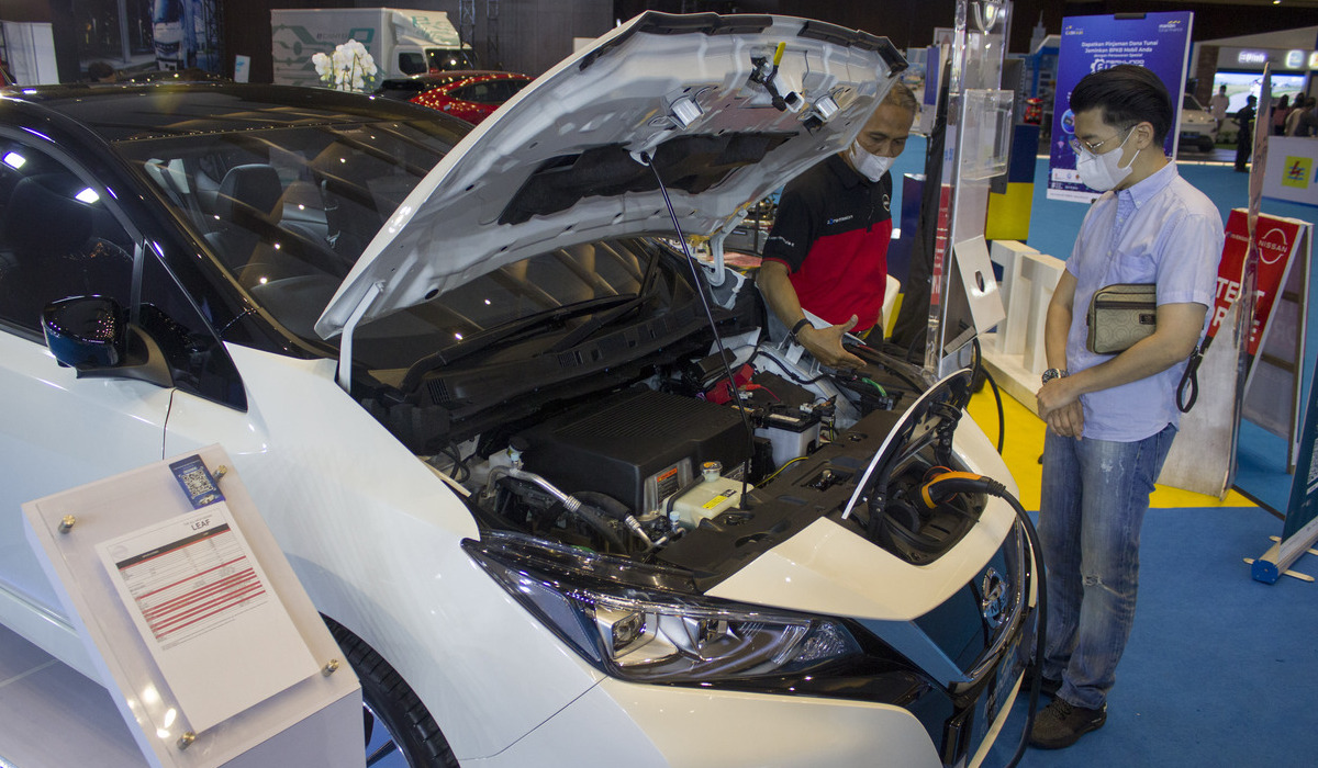 Pengunjung melihat kendaraan listrik di pameran PEVS tahun 2022.