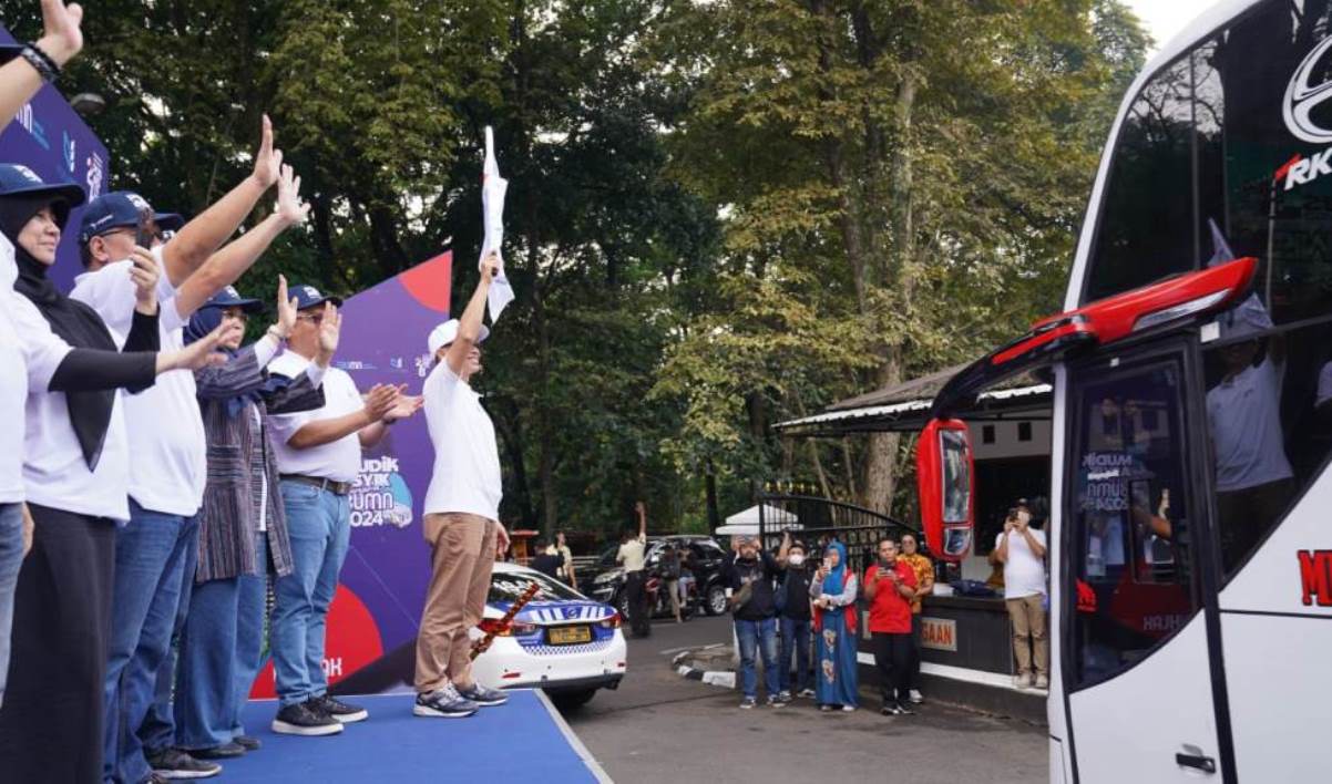 Direktur Utama Pos Indonesia Faizal Rochmad Djoemadi melakukan pelepasan Mudik Asyik Bersama BUMN 2024.