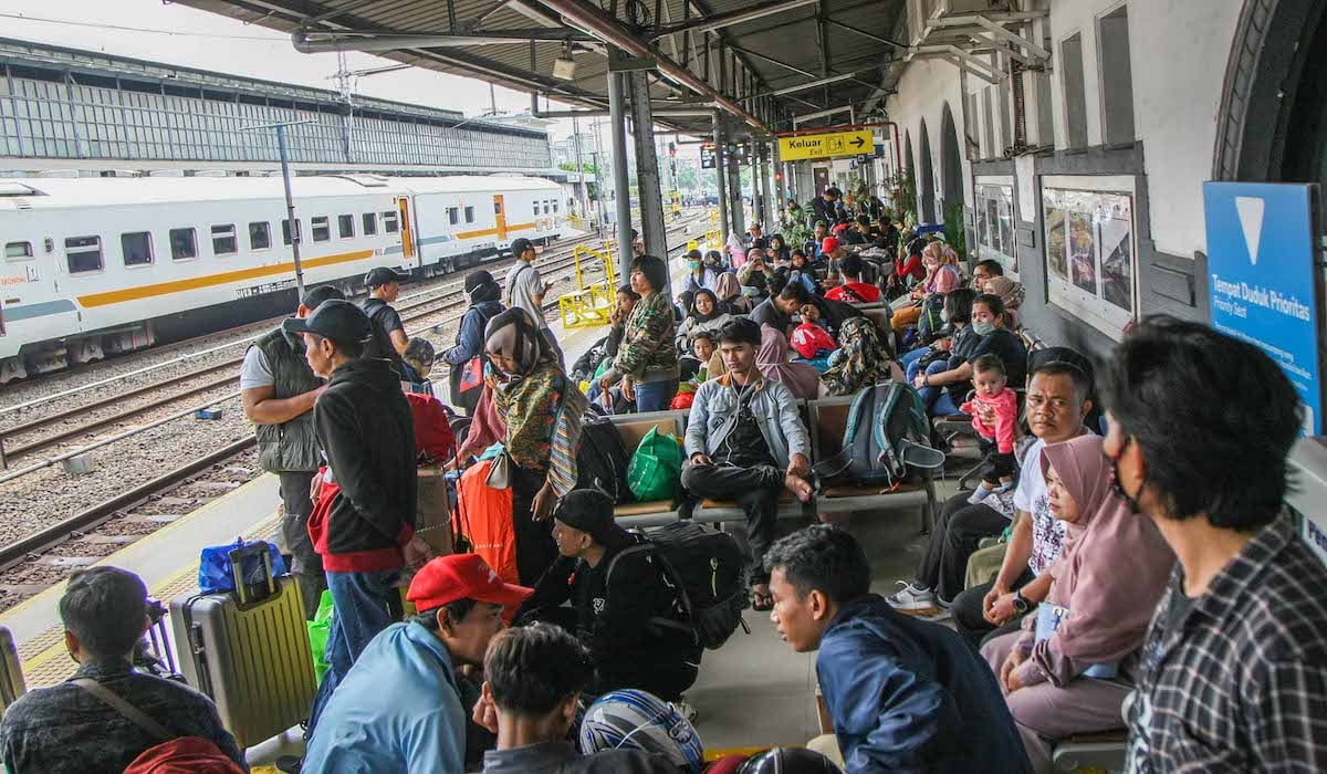 Penumpang arus mudik di Stasiun Pasar Senen